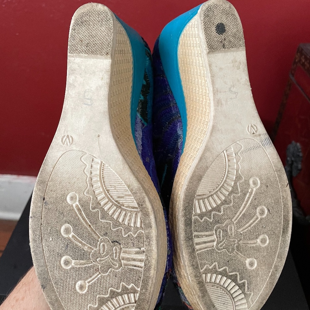 Handmade Embroidered Pumps - Picture 3 of 10